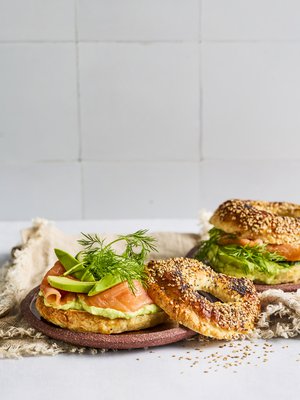 Klassisimmat bagelien täytteet ovat avokado ja kylmäsavulohi. Kokeile myös soseuttaa avokadon joukkoon piparjuurituorejuustoa.