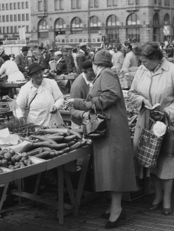 Juhannusmyyntiä Helsingin kauppatorilla vuonna 1957. Kuva: <span class="photographer">Kaarlo Lindberg / Helsingin kaupunginmuseo</span>
