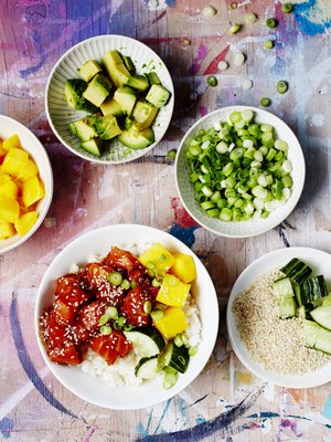 Värikkääseen poke -kulhoon kootaan avokadoa, kurkkua ja mangoa. Kuva: <span class="photographer">Tuomas Kolehmainen</span>