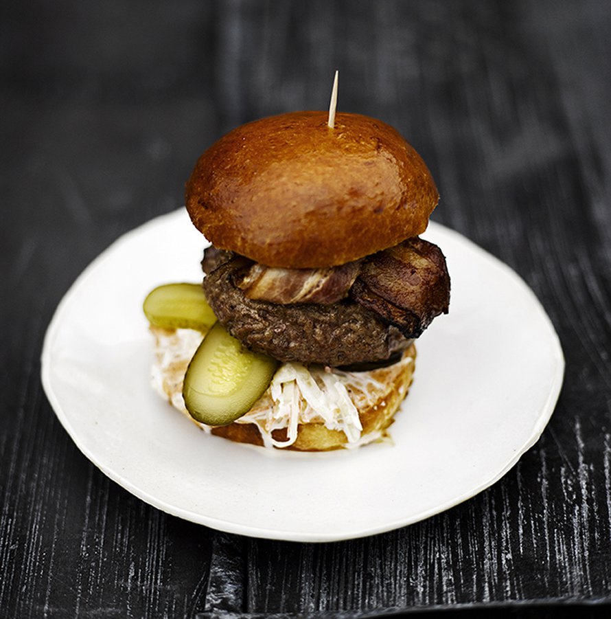 Tämä ei ole Naughty BRGR:n burgeri, mutta riisutta ja yksinkertainen hampurilainen kylläkin. Kuva: <span class="photographer">Sami Repo.</span>