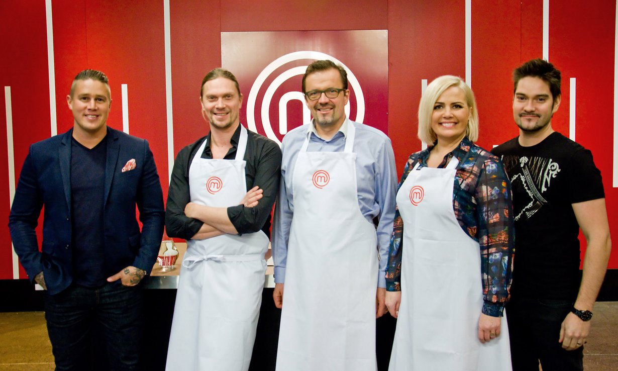 Ensimmäisessä MasterChef VIP -jaksossa kisaavat Mikko von Hertzen, Jyrki Anttila ja Kaisa Liski. Isäntinä Tomi Björck ja Henri Alén. Kuva: Nelonen.