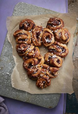 Pullaa sydänystäville! Riittoisasta ohjeesta saat kaksi kranssia.