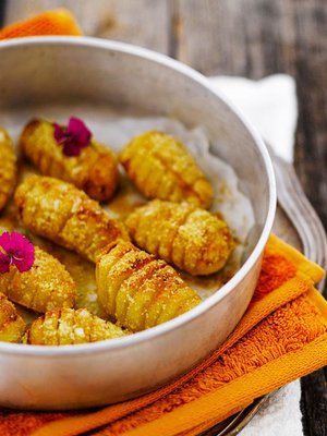 Perunoiden viillot aukeavat aavistuksen uunissa. Ei kuitenkaan pelkoa "nauravista nakeista"! Kuva: <span class="photographer">Sami Repo</span>