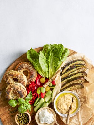 Bagelitarjottimella voi olla vaikkapa pehmeää vuohenjuustoa, hummusta, pannulla paahdettuja munakoisoviipaleita sekä tuoretta kurkkua, tomaattia ja paprikaa.