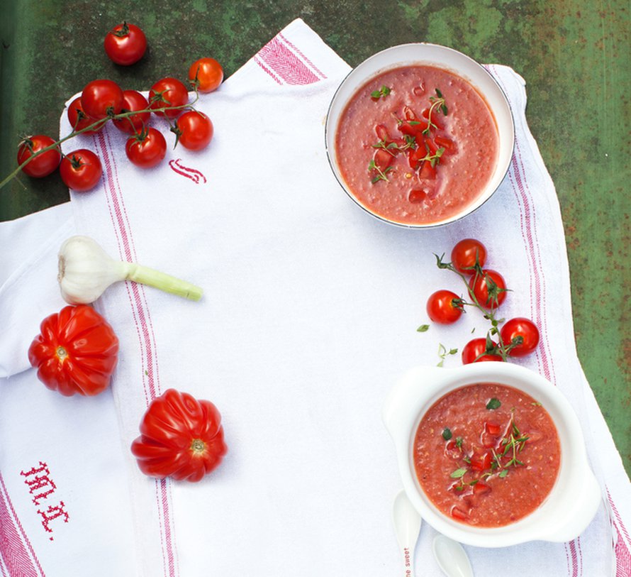 Espanjalainen gazpacho on se punaisempi kesäkeitto. Kuva: <span class="photographer">Pia Inberg.</span>