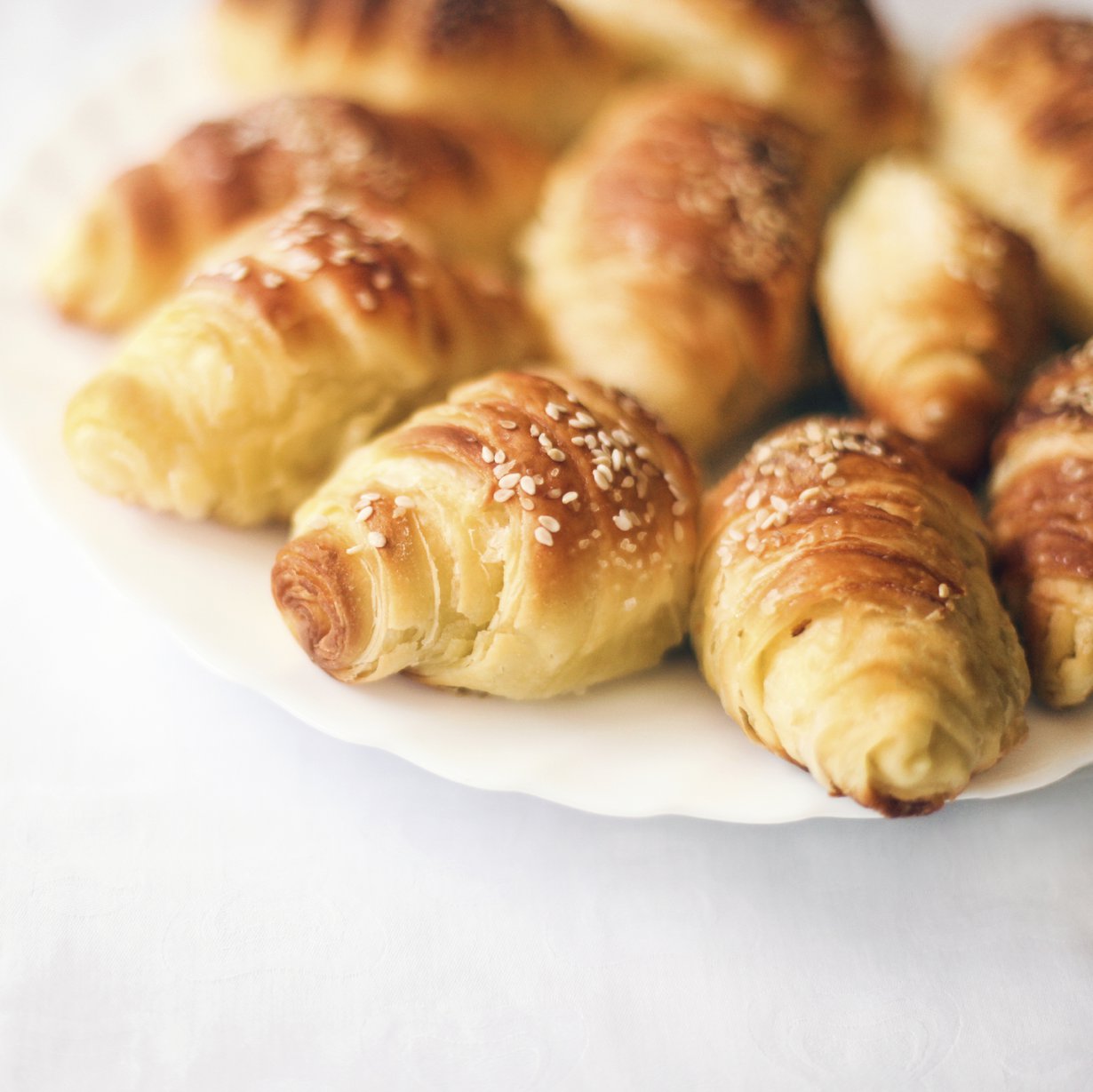 Pasteijat voi myös kääriä croissantien tapaan rullalle. Kuva: Istockphoto.
