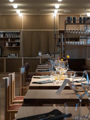 Bistro Eloa hallitsee vaalea puu, ja lattiakin on saarnipuusta tehty.