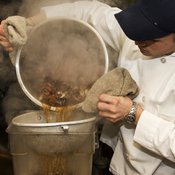 Iso kattila ja hyvä siivilä, nuo lihaliemimestarin parhaat kaverit! Kuva: <span class="photographer">Istockphoto.</span>