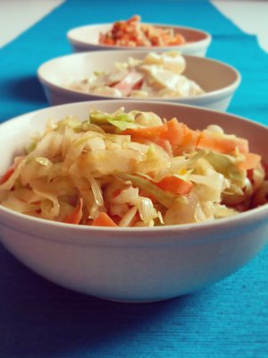 Varhaiskaalin rapeus taipuu monenlaiseen kaalisalaattiin. Kuva Maaret Lyytinen