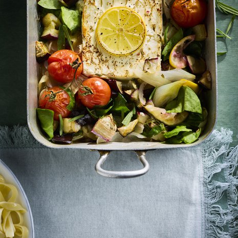 Feta ja uuden sadon kasvikset pehmenevät uunissa puolessa tunnissa herkullisiksi. Pinaatin vitamiinit pysyvät tallessa, kun sen lisää vuokaan vasta lopuksi.
