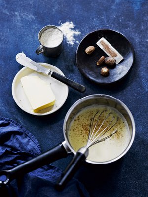 Perinteinen valkokastike sakeutuu vehnäjauhojen avulla. Mausteeksi ripaus muskottia! Kuva: <span class="photographer">Sami Repo.</span>