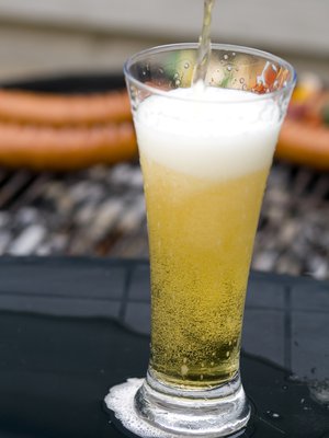 Grilli ja olut ne yhteen sopii. Kuva: <span class="photographer">iStock</span>