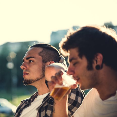 Olut on muodikas juoma, mutta sen makuun pitää oppia. Kuva iStock.