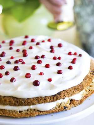 Puolukkaisessa kinuskikakussa maistuu myös kahvi. Kuva: <span class="photographer">Pia Inberg.</span>