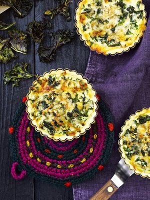 Juustoinen lehtikaalipiirakka on maukasta syötävää illanistujaisiin. Kuva: <span class="photographer">Sami Repo.</span>