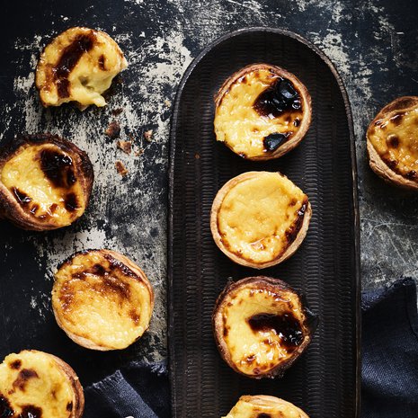 Pastel de nata on voitaikinaa ja maitovanukasta sisältävä herkku, jonka juuret ovat portugalilaisessa luostarissa. 