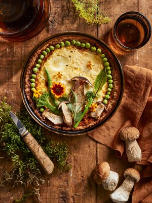 Kauneimmillaan juustopiirakkaa koristaa metsämaisema.