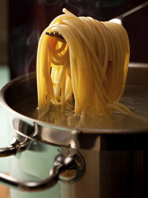 Pastan kiehuessa on juuri sopivasti aikaa "kastikeainesten" silppuamiseen. Kuva: <span class="photographer">Istockphoto.</span>