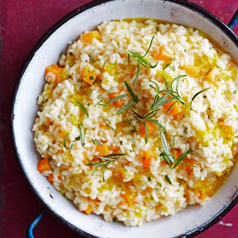 Kurpitsarisottoon ei tule suolaa eikä sipulia, joten se maistuu  makealta ja sitruksisen hapokkaalta.  Kuva Panu Pälviä