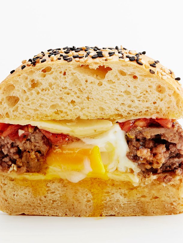 Pesämuna eli egg in a hole valmistetaan paistamalla pihvit "donitseina", jonka keskelle rikotaan kananmuna. Kuva: <span class="photographer">Panu Pälviä</span>