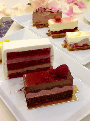 Hääkakku-tastingissä maistellaan kuutta eri kakkua.