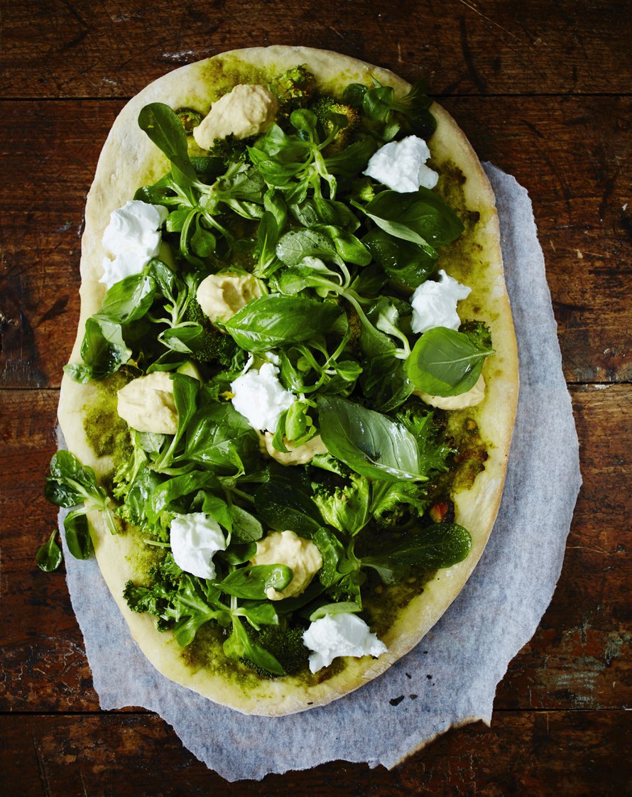 Viherpizzan kastike on pestoa ja täytteet kaikkea vihreää. Kuva: <span class="photographer">Tuomas Kolehmainen</span>