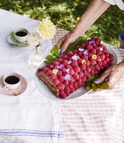 Kääretortun leipominen kannattaa aloittaa suklaatäytteestä, jotta täyte saa jäähtyä rauhassa pohjan paistumisen ajan.