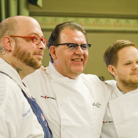 Food & Fun -festivaalin perustaja on islantilainen keittiömestari Siggi Hall (kesk.). Kuva: <span class="photographer">Sari Soininen.</span>