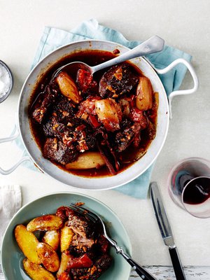 Kreikkalainen stifado on muusikko Kasmirin bravuuri. Kuva: <span class="photographer">Tuomas Kolehmainen</span>