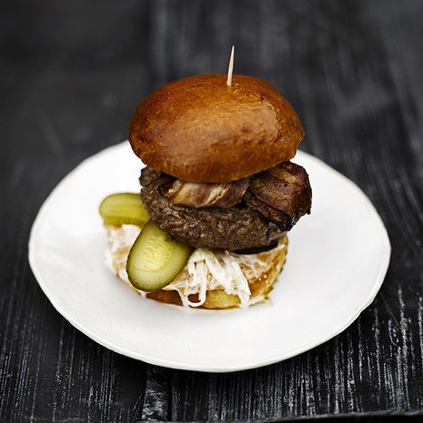 Tämä ei ole Naughty BRGR:n burgeri, mutta riisutta ja yksinkertainen hampurilainen kylläkin. Kuva: <span class="photographer">Sami Repo.</span>