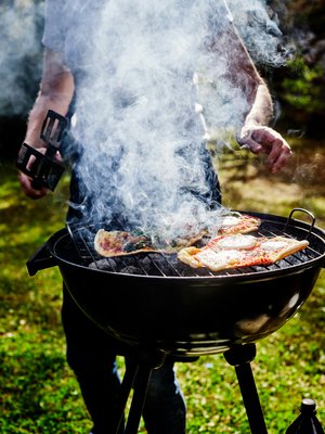 Pizzakivi ei ole välttämätön: grillipizzojen paistaminen onnistuu myös parilalla ja ritilällä.
