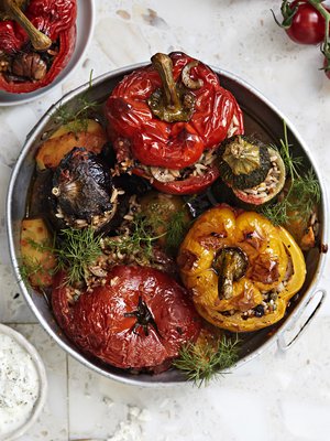 Paprikat, tomaatit, munakoisot ja kesäkurpitsat saavat herkullisen riisipohjaisen täytteen.