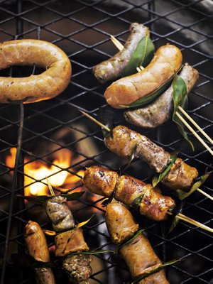 Raakamakkara pysyy ehjänä, kun pidät sen lempeässä lämmössä. Kuva: <span class="photographer">Sami Repo.</span>