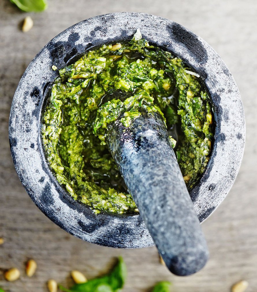 Italialainen pesto valmistuu aidolla tavalla morttelissa nuijimalla.