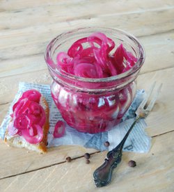 Herkulliset marinoidut punasipulit höystävät ja maustavat monenlaisia ruokia.