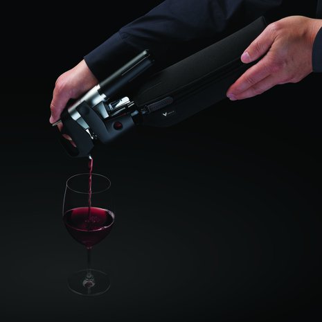 Uusi ihmevehje lupaa säilyttää avatun viinin muuttumattomana jopa vuosia. Kuva: Coravin.