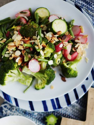 Kevyesti höyrytettynä kesäkasvikset pääsevät oikeuksiinsa. Kuva: <span class="photographer">Panu Pälviä</span>