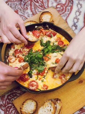 Margaritadippi on hauska ruoka yhdessä syötäväksi! Kuva: <span class="photographer">Panu Pälviä</span>