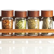 Ollapa maustepurkkien rivistö kotonakin aina näin siisti. Kuva: <span class="photographer">Istockphoto</span>