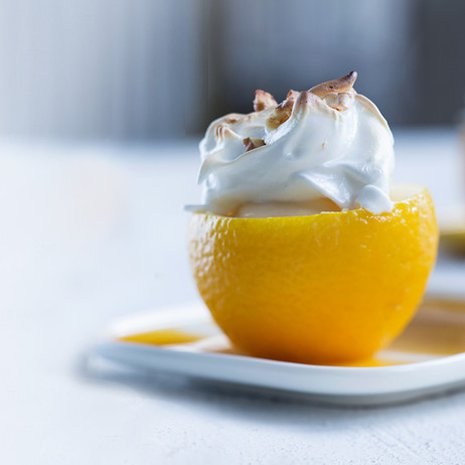 Hedelmän kuoresta tarjoiltu sitruunajäädyke on pääsiäisaterian makea raikastus. Kuva: Piia Arnould.