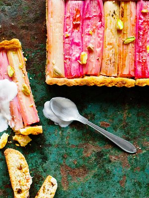 Raparperipiiraan päällinen on kuin mosaiikkia. KUVA Arto Vuohelainen