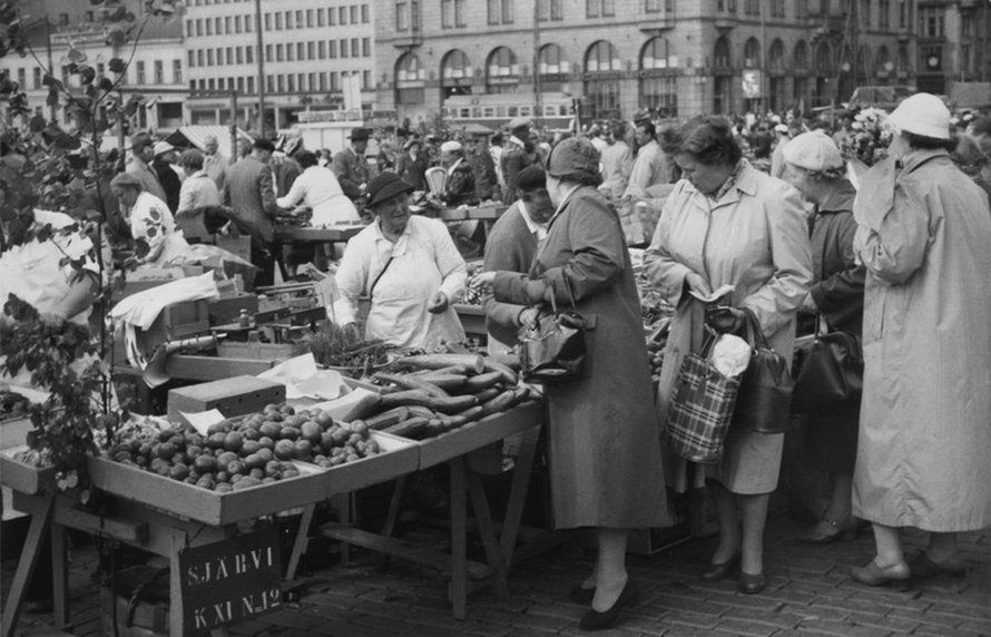 Juhannusmyyntiä Helsingin kauppatorilla vuonna 1957. Kuva: <span class="photographer">Kaarlo Lindberg / Helsingin kaupunginmuseo</span>