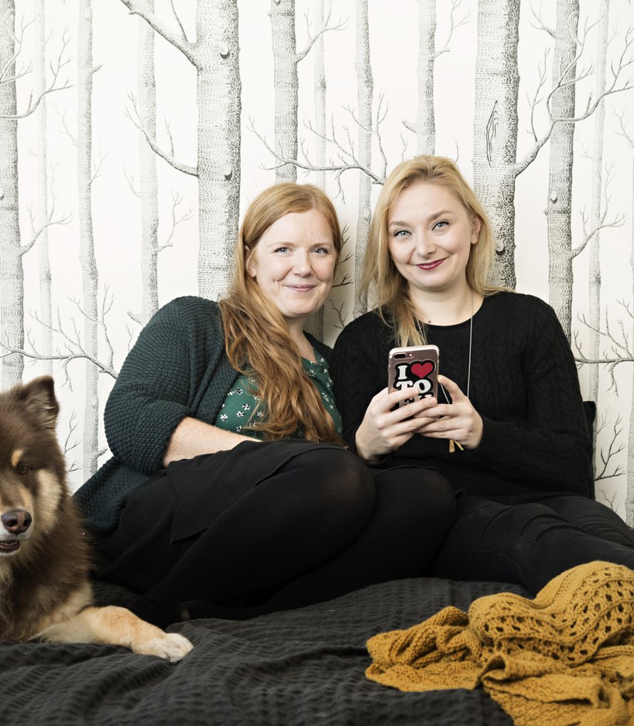 Elina Innanen ja Suvi Auvinen toivovat, että Lapsiperheen vegaanikeittokirjaan tarttuisivat kiireiset sekasyöjät, jotka haluavat tehdä kasvisruokaa ja opettaa lapsensakin tykkäämään siitä.