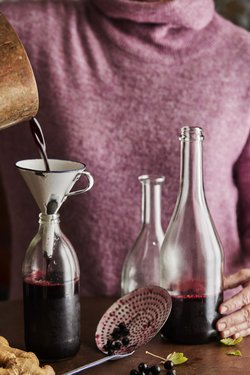 Herukkamehun voi laimentaa kesäjanoon kuplajuomalla tai flunssakaudella kuumalla vedellä. 