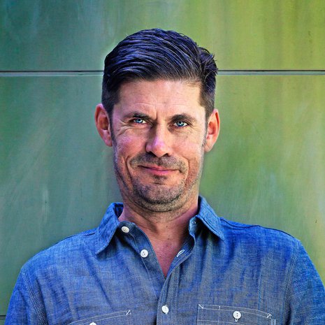 Tommi Korpela herkuttelee jäätelöllä ja punaviinillä. Kuva: Pia Inberg