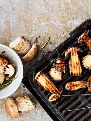 Grillitattien maustajana toimii simppeli mausteöljy.