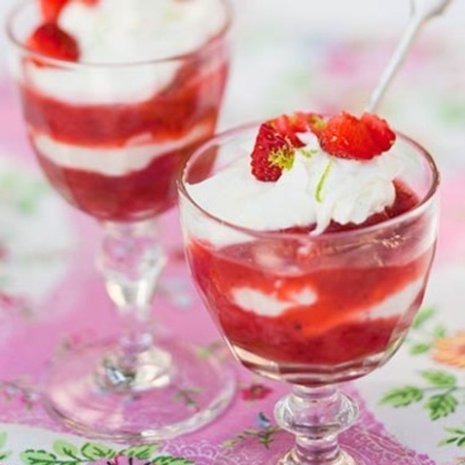 Kirpakka raparperi taittuu sokerilla suloisiksi herkuiksi. Kuva: Elvi Rista