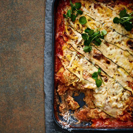 Kesäkurpitsalasagnesta saa helposti vegaanisen.