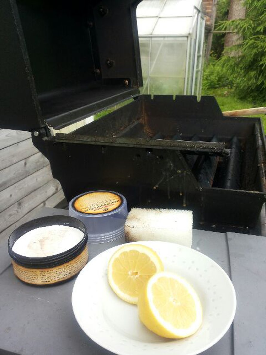 Puhdista grilli jokaisen käytön jälkeen.