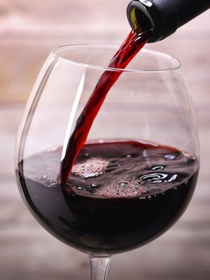 Myös punaviini kannattaa pitää kaapissa, jos pullo on avattu. Kuva: <span class="photographer">Istockphoto.</span>